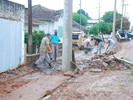 Equipe trabalha na substituiÌ¤Ì£o de redes antigas e na reconstruÌ¤Ì£o das calÌ¤adas danificadas pela obra