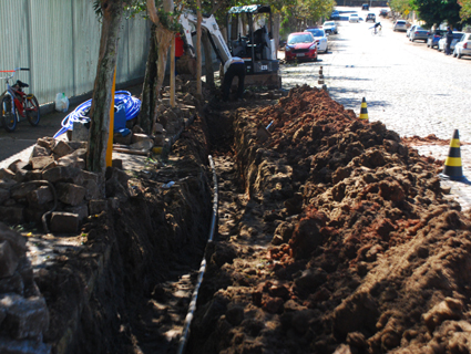 Redes hÌ_dricas novas estÌ£o sendo instaladas junto aos meios fios