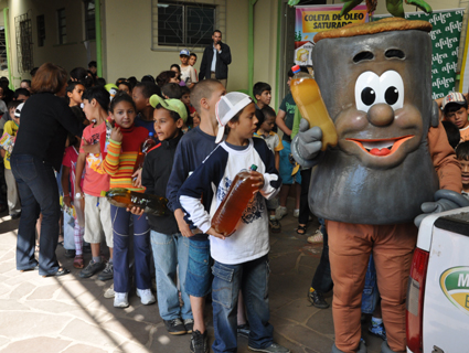 Na escola, as crianÌ¤as participam do projeto e entendem a importÌ¢ncia do recolhimento do Ì_leo para nÌ£o poluir a natureza