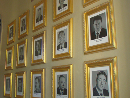 As molduras foram fixadas na parede do Palacinho