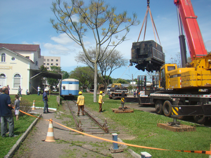 VagÃ£o de trem sendo colocado nos trilhos hoje pela manhÃ£
