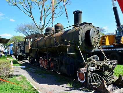 Principal parte da locomotiva sendo acoplada aos trilhos