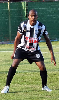 Volante Elias estará em campo neste sábado