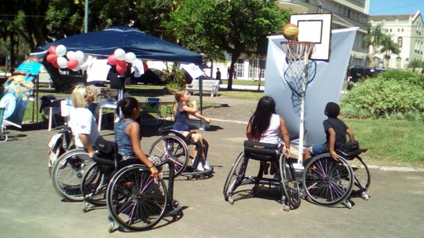 Integrantes da Aspede jogaram basquete na Praça