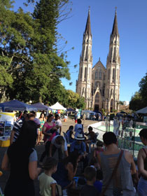 Santa-cruzenses foram até a Praça conhecer o trabalho das entidades