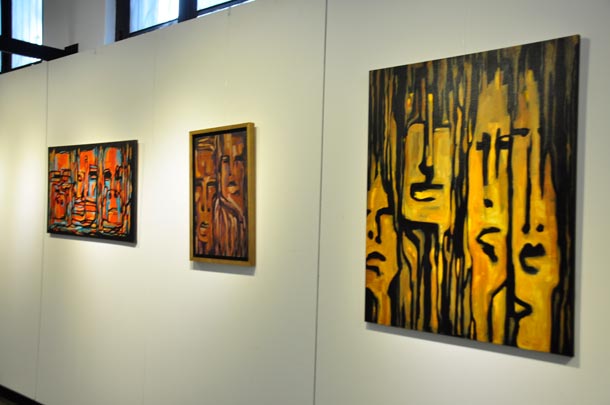 Quadros parecem ter sido esculpidos na madeira, imitando a arte da própria natureza