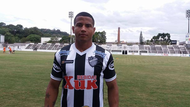 Atacante Léo Porto reforça o Futebol Clube Santa Cruz