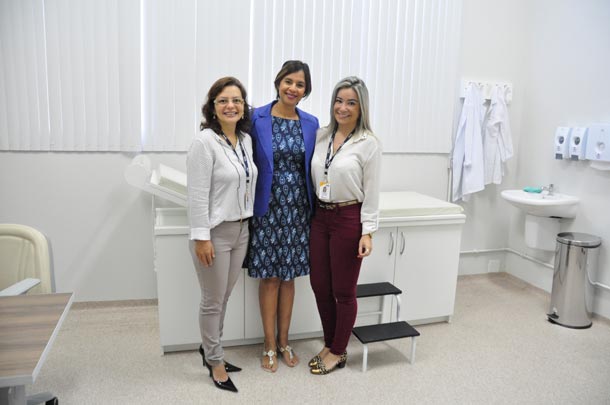 A médica Daniela Borges, a gerente do Sesc Roberta Pereira e a nutricionista Camila Schreiner no consultório recém inaugurado 