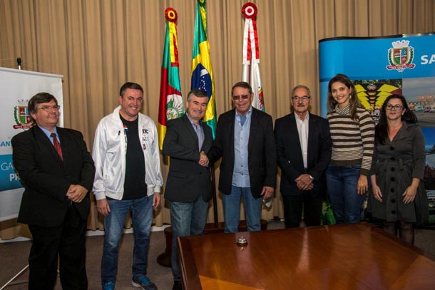 CŽsar Cechinato, novo procurador-geral do Munic’pio, cumprimenta o prefeito Telmo Kirst: tucanos est‹o de volta ao governo