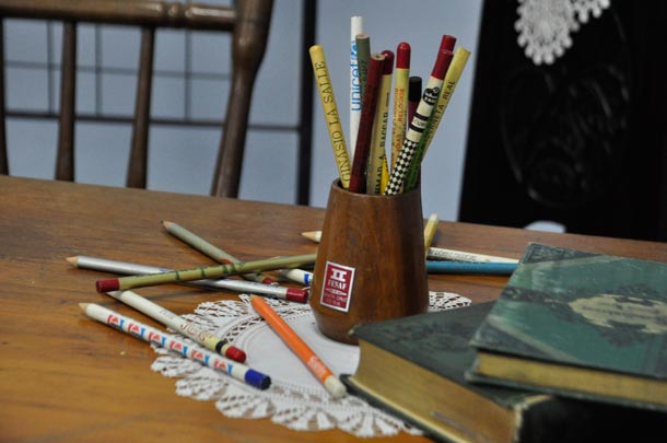 Entre os objetos expostos, está uma coleção de lápis que foi feita, em parte, por um santa-cruzense