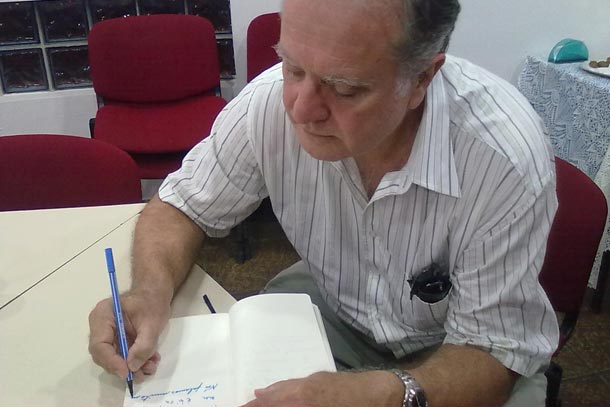 Escritor homenageado será o santa-cruzense, Flávio René Kothe