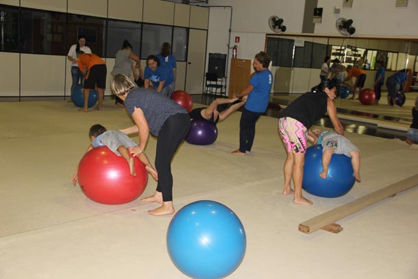 Atividades estimulam o raciocínio, o contato físico e a convivência social
