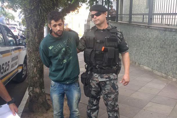 Ronaldo dos Santos foi preso pelo POE, da BM, e se manteve calado no trajeto até a delegacia