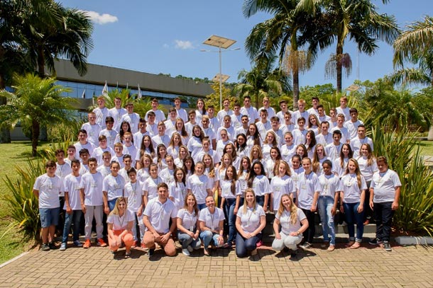 Jovens aprendizes e educadores participantes do projeto-piloto