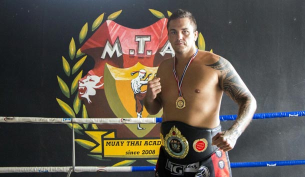 Detentor do cinturão do Mundial de Muay Thai, Big segue na Tailândia