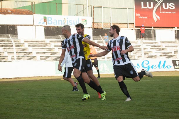 Centroavante Americano comemorou seus dois gols na partida