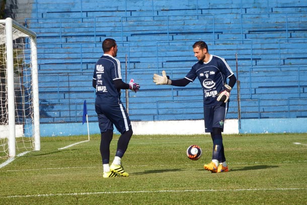 O goleiro Villa, à direita, se lesionou e deu lugar a Rodrigo (esquerda)