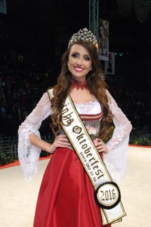 A rainha Cíntia na noite em que foi eleita