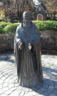 Estátuas como a que será inaugurada em Santa Cruz do Sul, são encontradas em diversos santuários do mundo