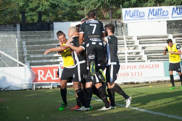 Após festejar permanência, Santa Cruz joga clássico regional