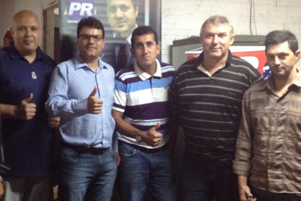 Na reuni‹o do dia 18 de abril em Santa Cruz, nove novos filiados ao partido foram apresentados