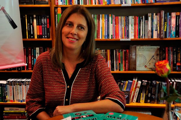 Ana Cardoso em entrevista coletiva na Livraria e Cafeteria Iluminura 
