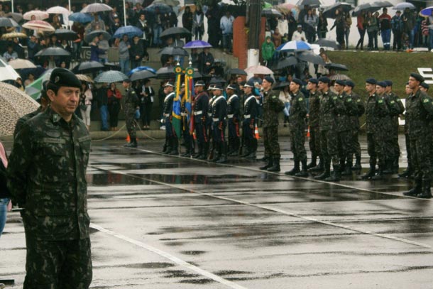 General Giovany Carrião (à esquerda) observa a tropa do 7º BIB na comemoração dos 175 anos do batalhão