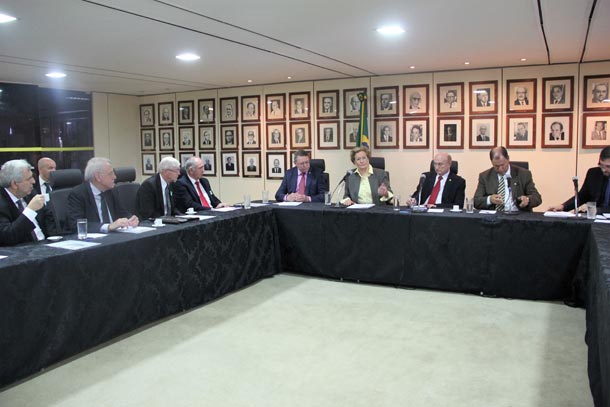 Audiência com a presença do prefeito Telmo Kirst garantiu criação de política para proteger mercado legal de cigarros