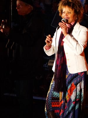 Cantora Loma se apresenta no Taps Restaurante