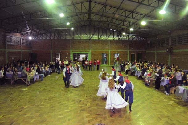 CTG Presilha Pampiana encantou público no Jantar Faça Uma Criança Feliz