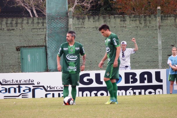 Bola parada foi de onde saiu o primeiro gol do Avenida