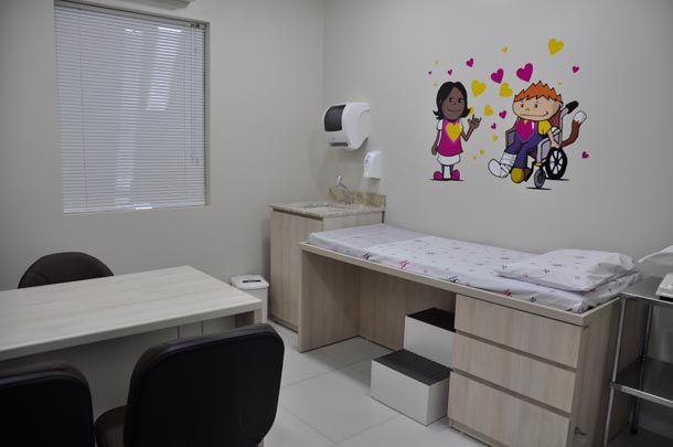 Dentro do centro há quatro consultórios, um dele voltado exclusivamente ao atendimento pediátrico