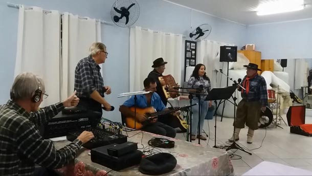 Quarteto formado por Canarinho, Pâmela, Matheus e Quito interpretou 