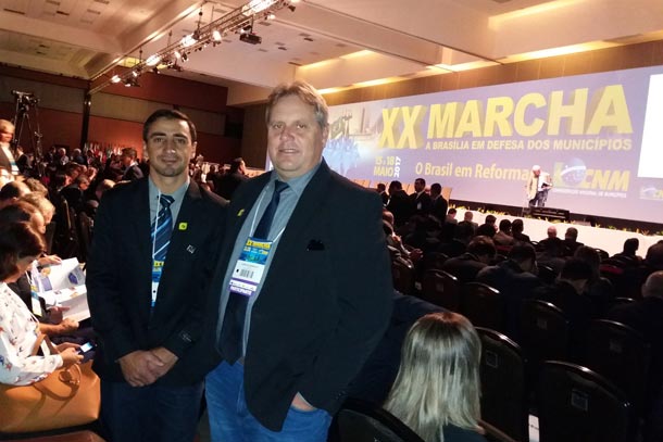 André e Larri participaram junto com outros prefeitos do Brasil da Marcha a Brasília em Defesa dos Municípios, que ocorreu no Centro Internacional de Convenções do Brasil
