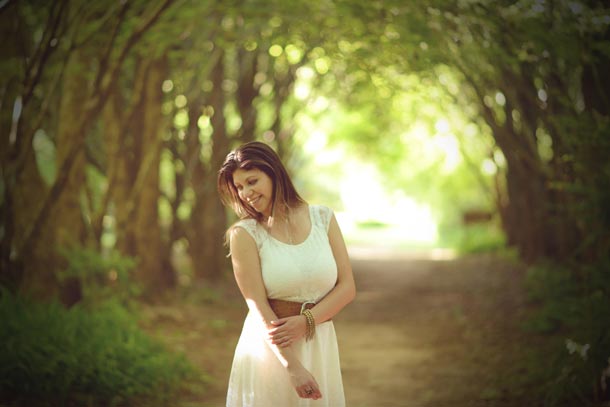 Estilo pop romântico marca o trabalho de Lívia Luz