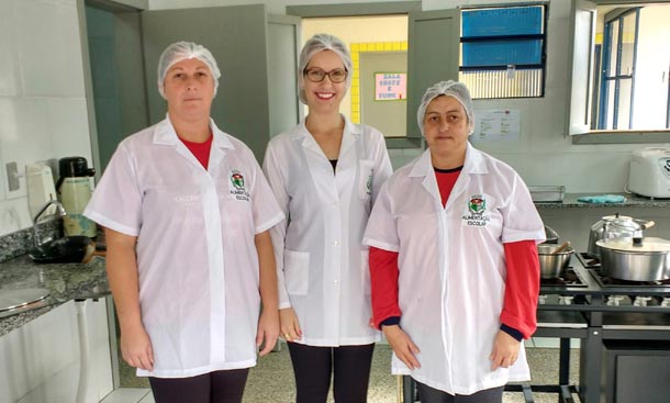 Elizandra Scortegagna e Zilá Alves da Silva receberam uniforme de Carla Ceccatto na Emei Nossa Senhora de Fátima