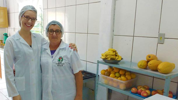 Liege Catarina Lovato (dir.) recebeu uniforme de Carla Ceccatto na Emef Luiz Cerentini