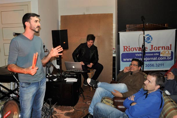 Cléo Schulz (em pé) falou com o público e demonstrou técnicas de bateria por cerca de duas horas na Batera's School