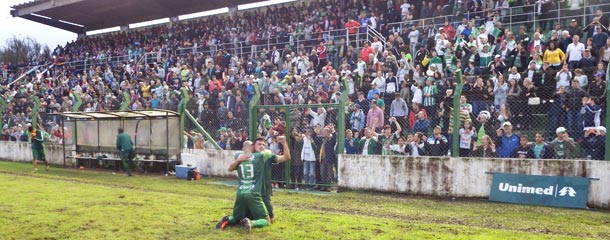 Jogadores e torcida celebraram uma conquista que era o grande objetivo do Avenida: retornar à Primeira Divisão