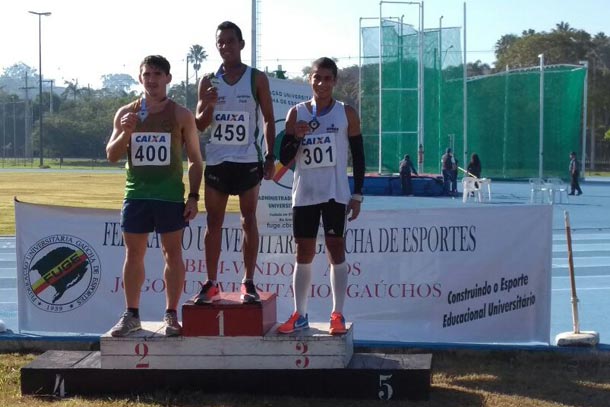 Juliano Kommer (esq.) é vice-campeão gaúcho universitário nos 10 mil metros