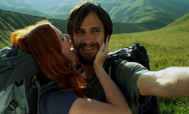 Na história, o casal de personagens faz turismo em meio à natureza