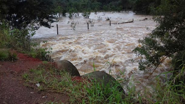 Nível do Rio Pardinho, em Santa Cruz, marcava 1.94m no início da tarde de segunda-feira, e baixando lentamente