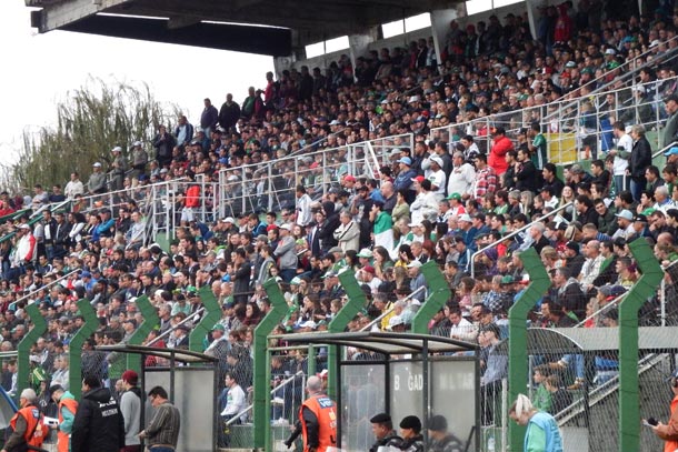 Torcida do Avenida esteve presente em massa nos Eucaliptos, no retorno do clube à Série A
