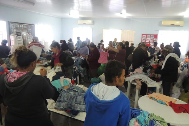 Cabraisenses fizeram fila para adquirir peças de roupas