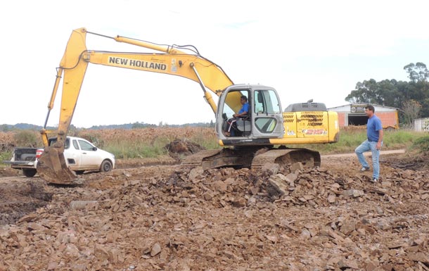 Estrada que dá acesso à localidade de Faxinal recebeu trabalho da Secretaria de Obras