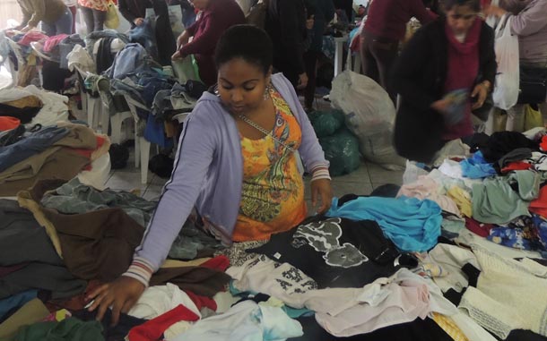 Munícipes escolheram roupas dispostas em mesas no Cras