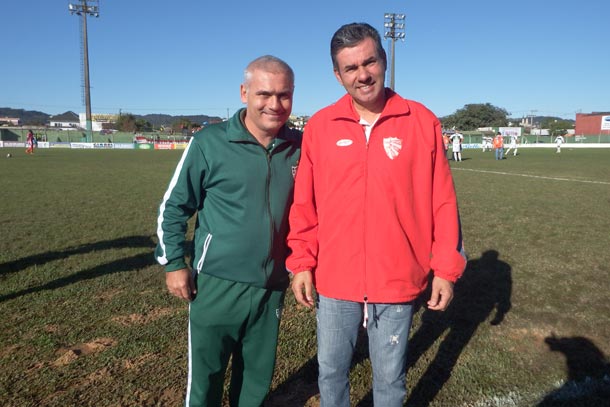 Fabiano Daitx e Paulo Henrique, técnico do São Luiz, se cumprimentaram antes do jogo