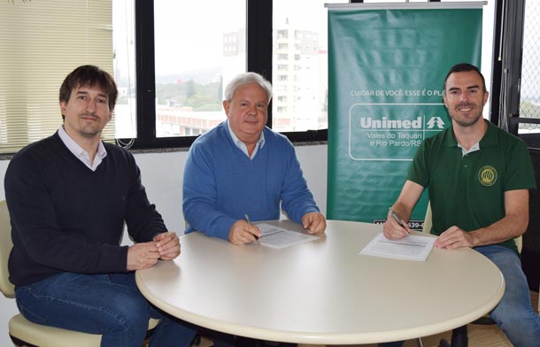 Diretor de Marketing da Unimed VTRP, Carlos Rech (ao centro), com o presidente da AMO, João Beltrame e o técnico Fabiano Peçanha