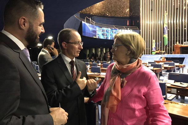 Vilmar Thomé, do Hospital Santa Cruz, conversou com senadora Ana Amélia Lemos (PP)