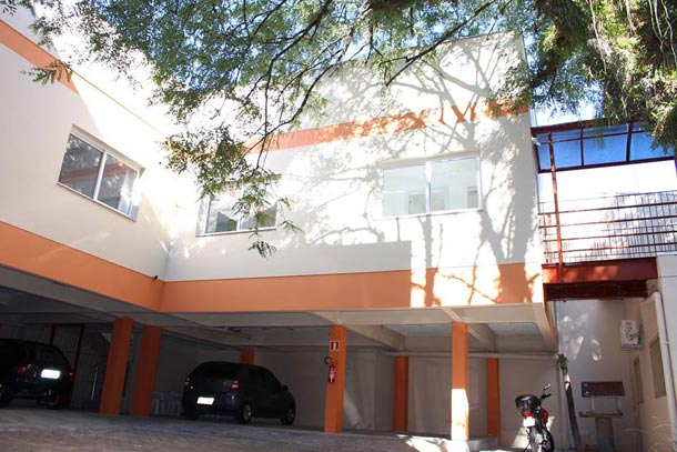 Novo prédio conta com estacionamento